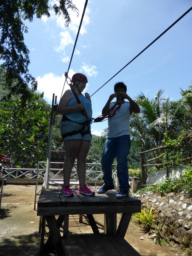 Zipline wordt vastgemaakt Zipline wordt vastgemaakt