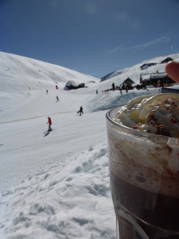 Hoort erbij! Lekkere chocolademelk met slagroom!